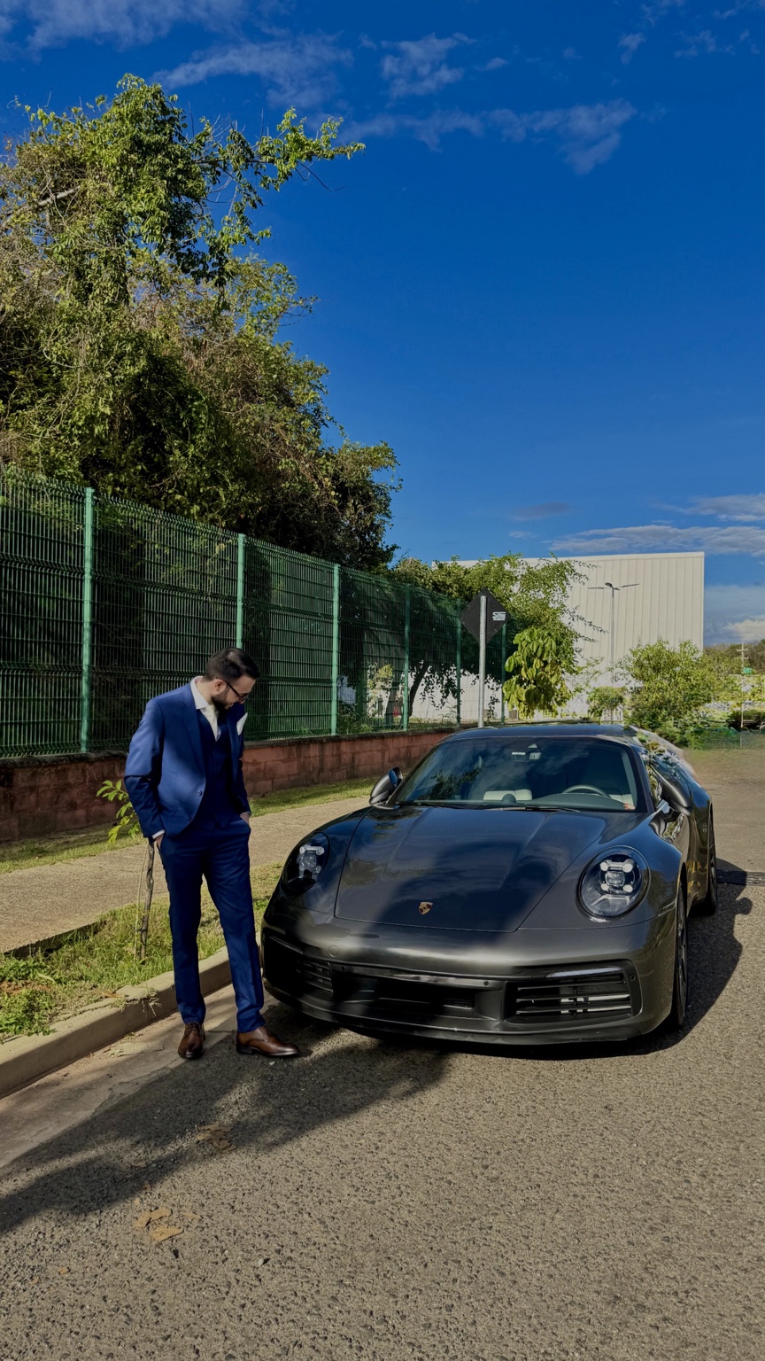 André Nunes ao lado de um carro