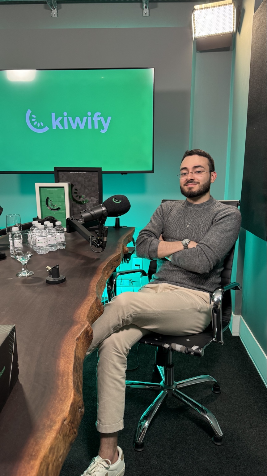 André Nunes no estúdio da Kiwify