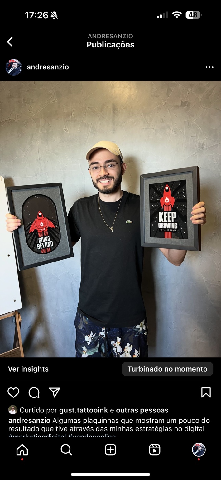 André Nunes segurando placas de reconhecimento